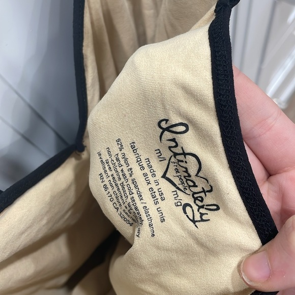 Black lace with new underlay. Stretchy/elastic material. Super comfortable. - Picture 4 of 4